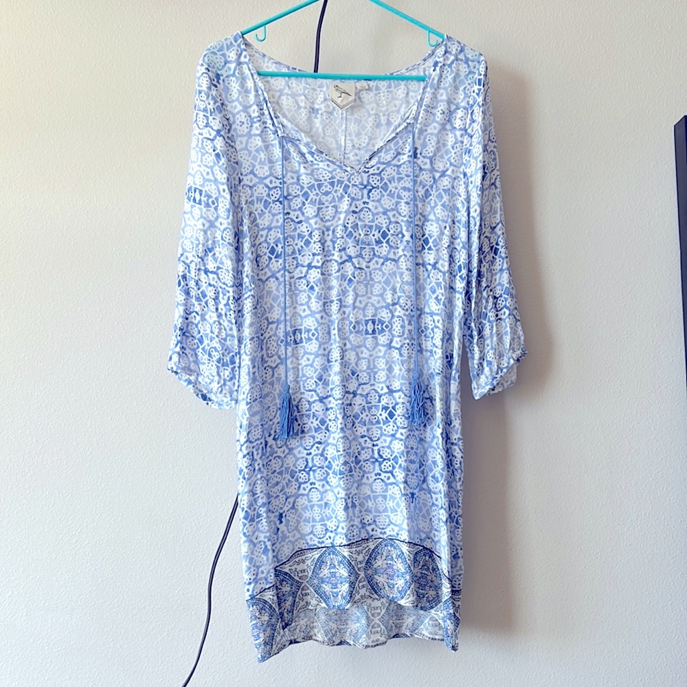 Mini dress, blue and white pattern.